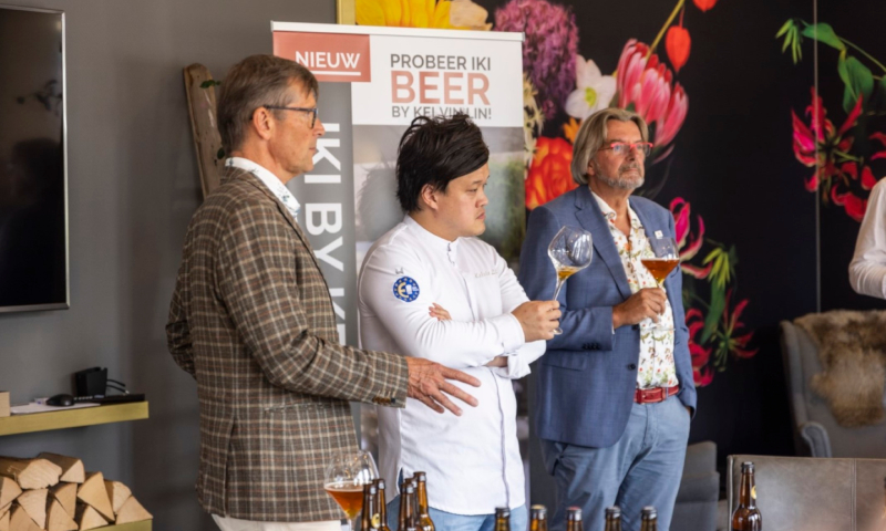 iKi bier door Kelvin Lin met v.l.n.r. Luit Mulder (iKi Beer), Kelvin Lin en Rob Baan (Koppert Cress)